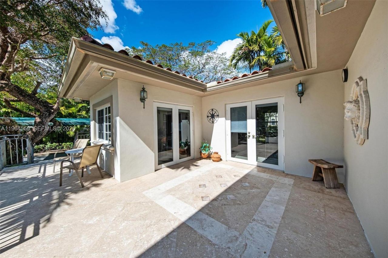 5990 SW 83rd St, South Miami, FL 33143 Photo