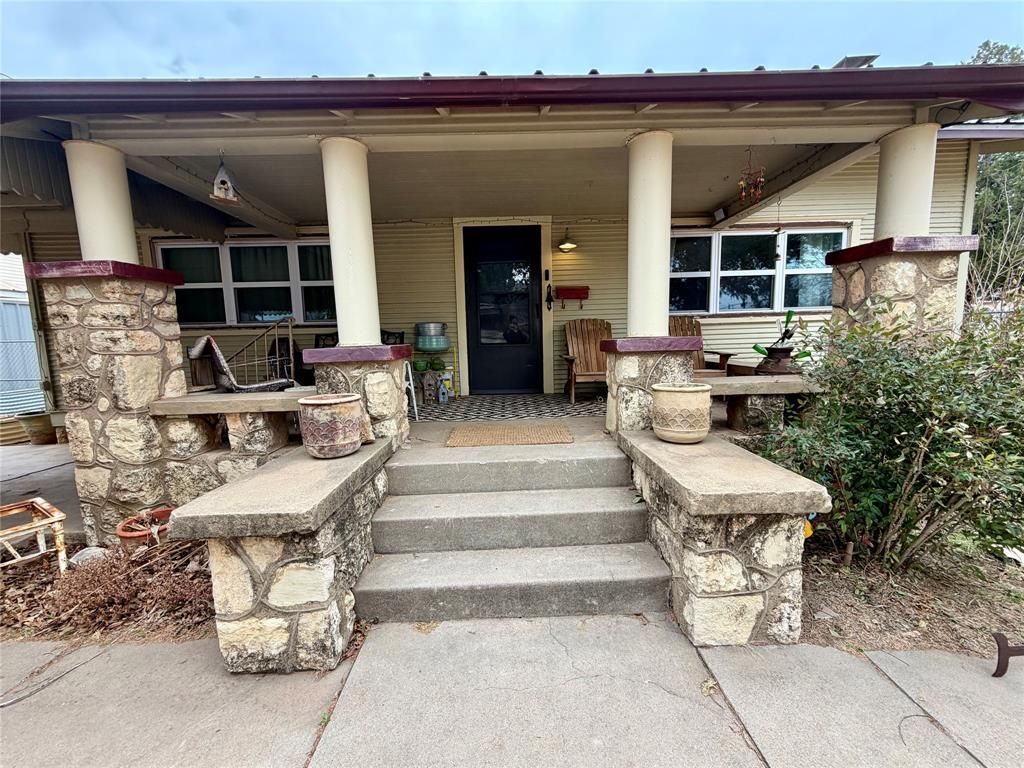 102 E 7th Street, Quanah, TX 79252 Main Photo