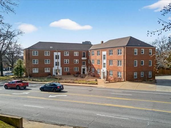 923 S Hanley Road , St Louis, MO 63105