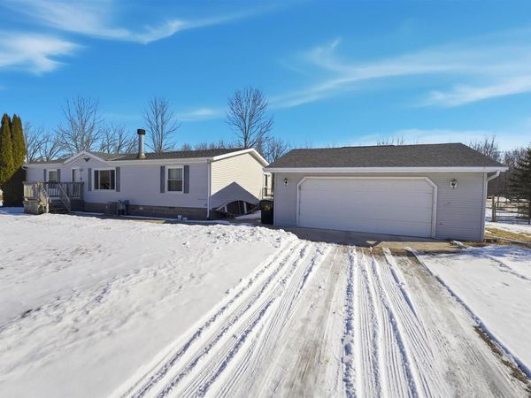 882 LILAC ROAD, Little Suamico, WI 54141