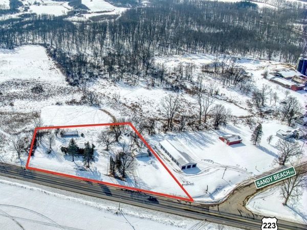 12677 US-223 , Manitou Beach, MI 49253