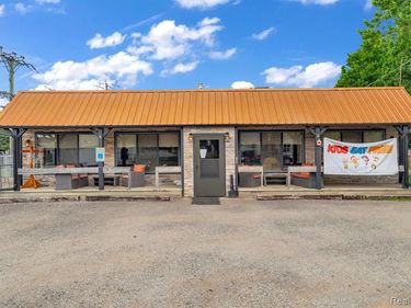 4586 Water Street , Columbiaville Vlg, MI 48421