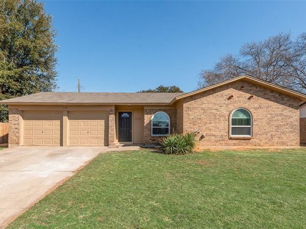 1124 Sherwood Drive, Bedford, TX 76022