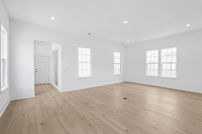 1404 Lancaster Way Photo 7