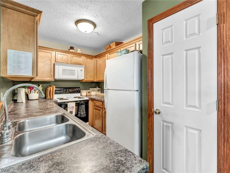 1259 SW Lauren Crest Street SW, Hartville, OH 44632 Photo 6