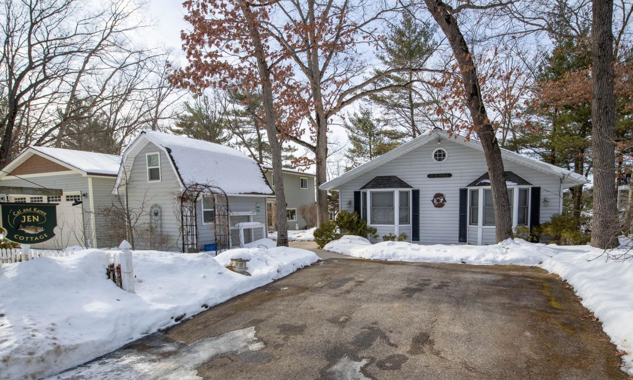 8451 S Pine Point Drive, Newaygo, MI 49337 Main Photo