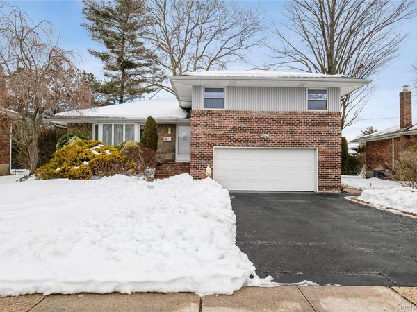 15 Center Drive , Syosset, NY 11791