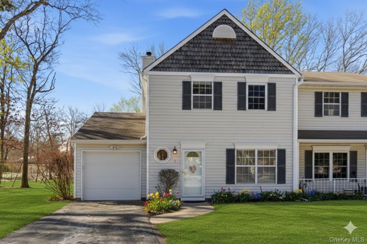 5 Deer Path, Coram, NY 11727 Main Photo