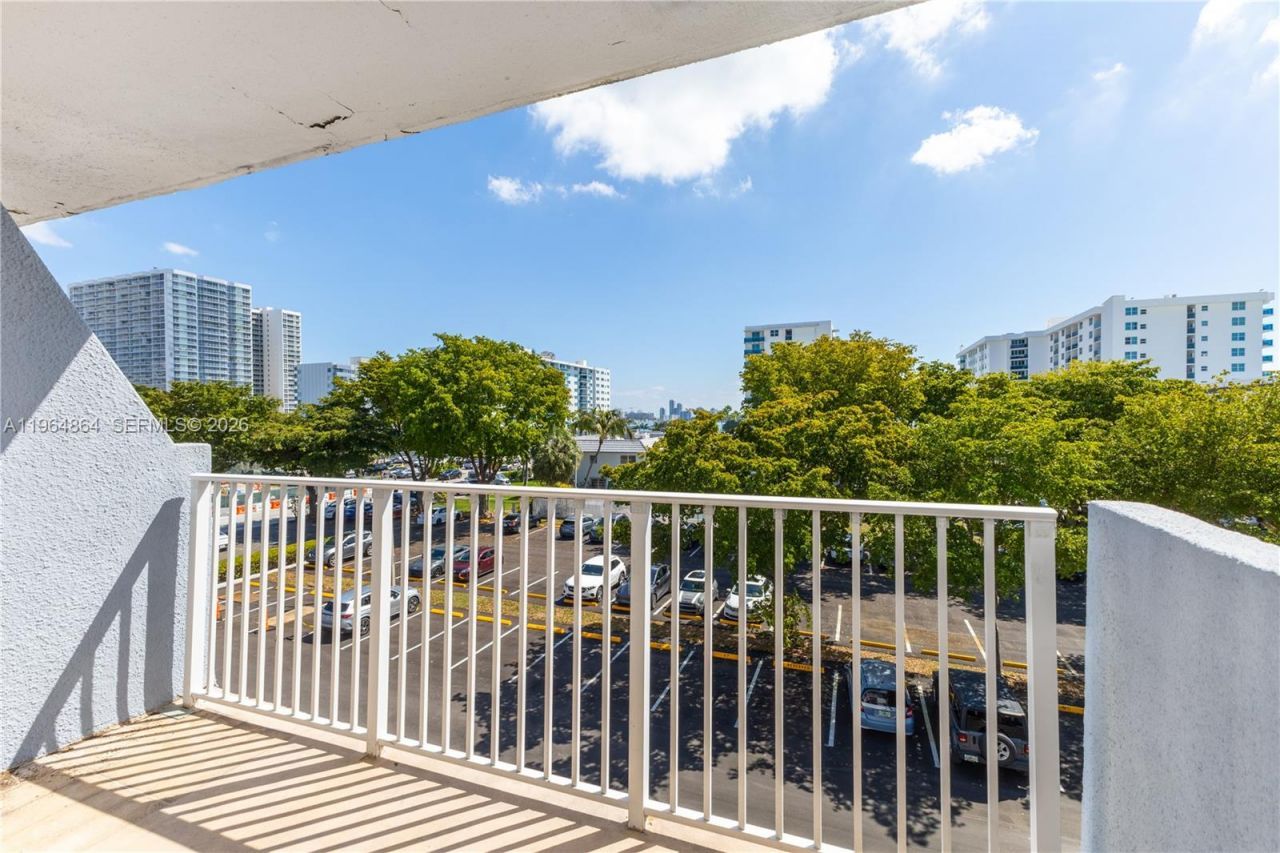 1801 S Treasure Dr, Unit 426, North Bay Village, FL 33141 Photo