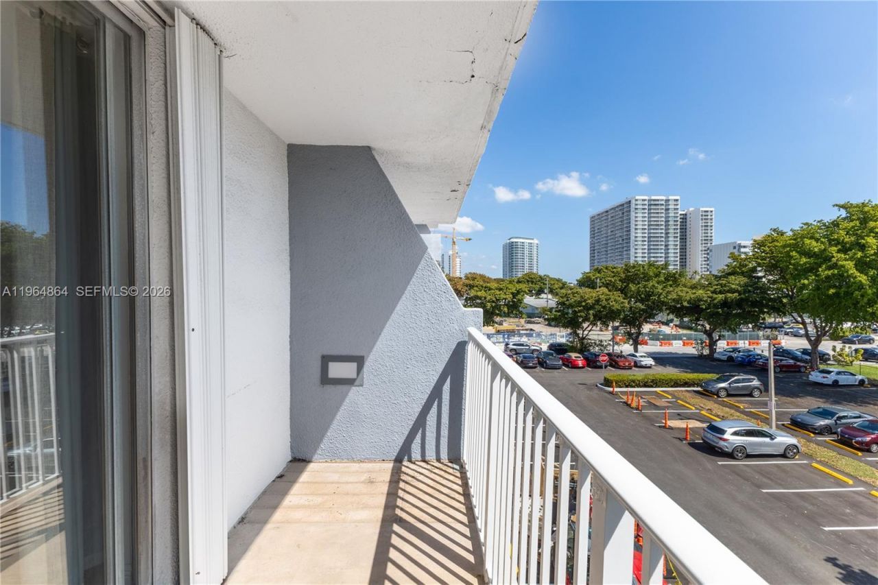 1801 S Treasure Dr, Unit 426, North Bay Village, FL 33141 Photo