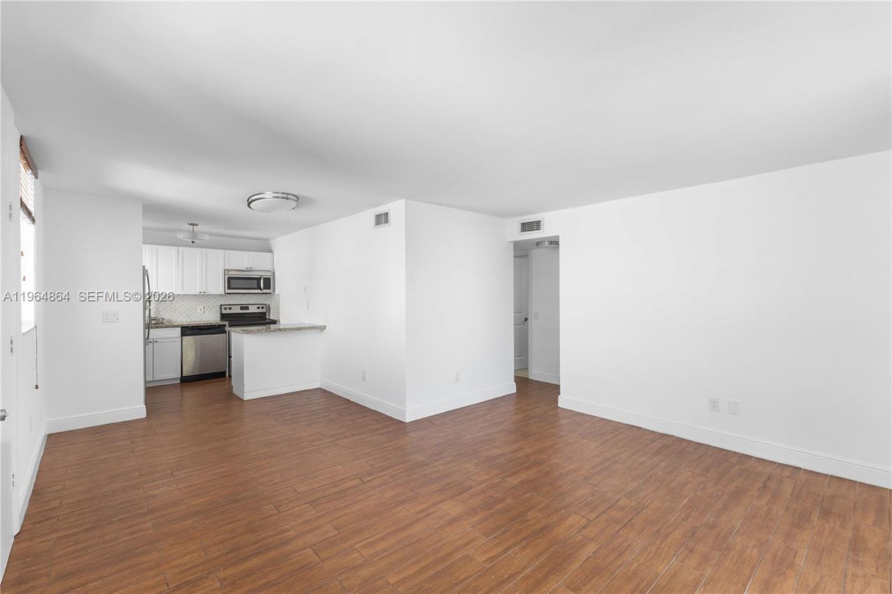 1801 S Treasure Dr, Unit 426, North Bay Village, FL 33141 Photo