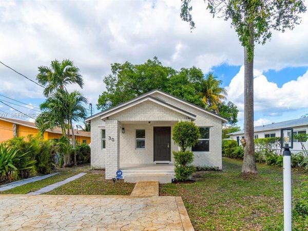 30 SW 7th St, Hallandale Beach, FL 33009