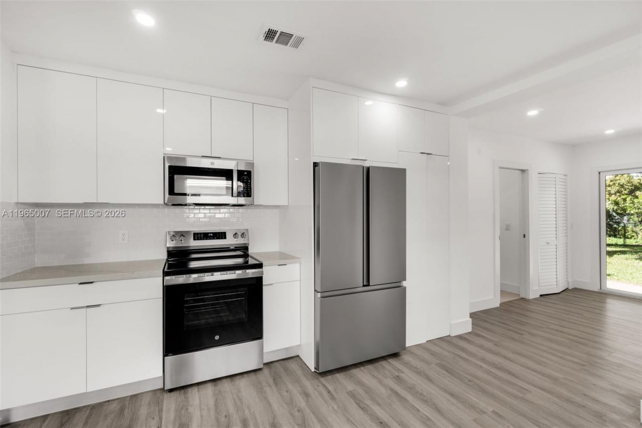 30 SW 7th St, Hallandale Beach, FL 33009 Photo