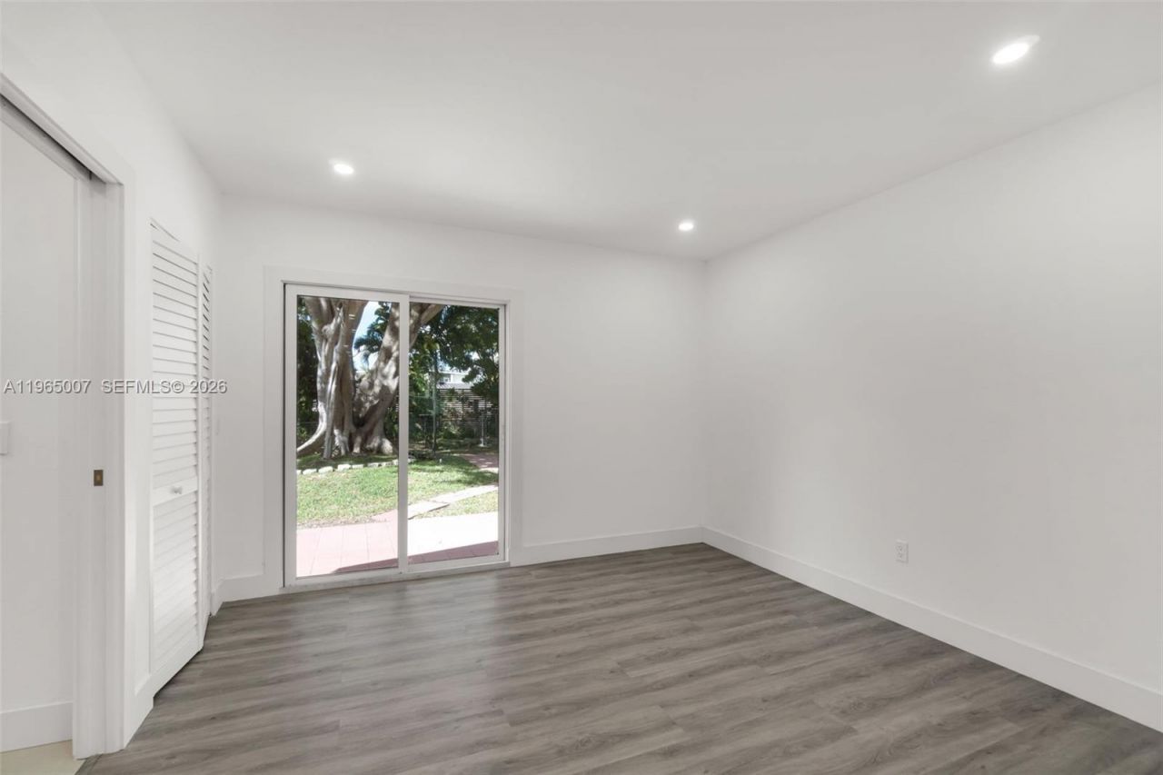 30 SW 7th St, Hallandale Beach, FL 33009 Photo