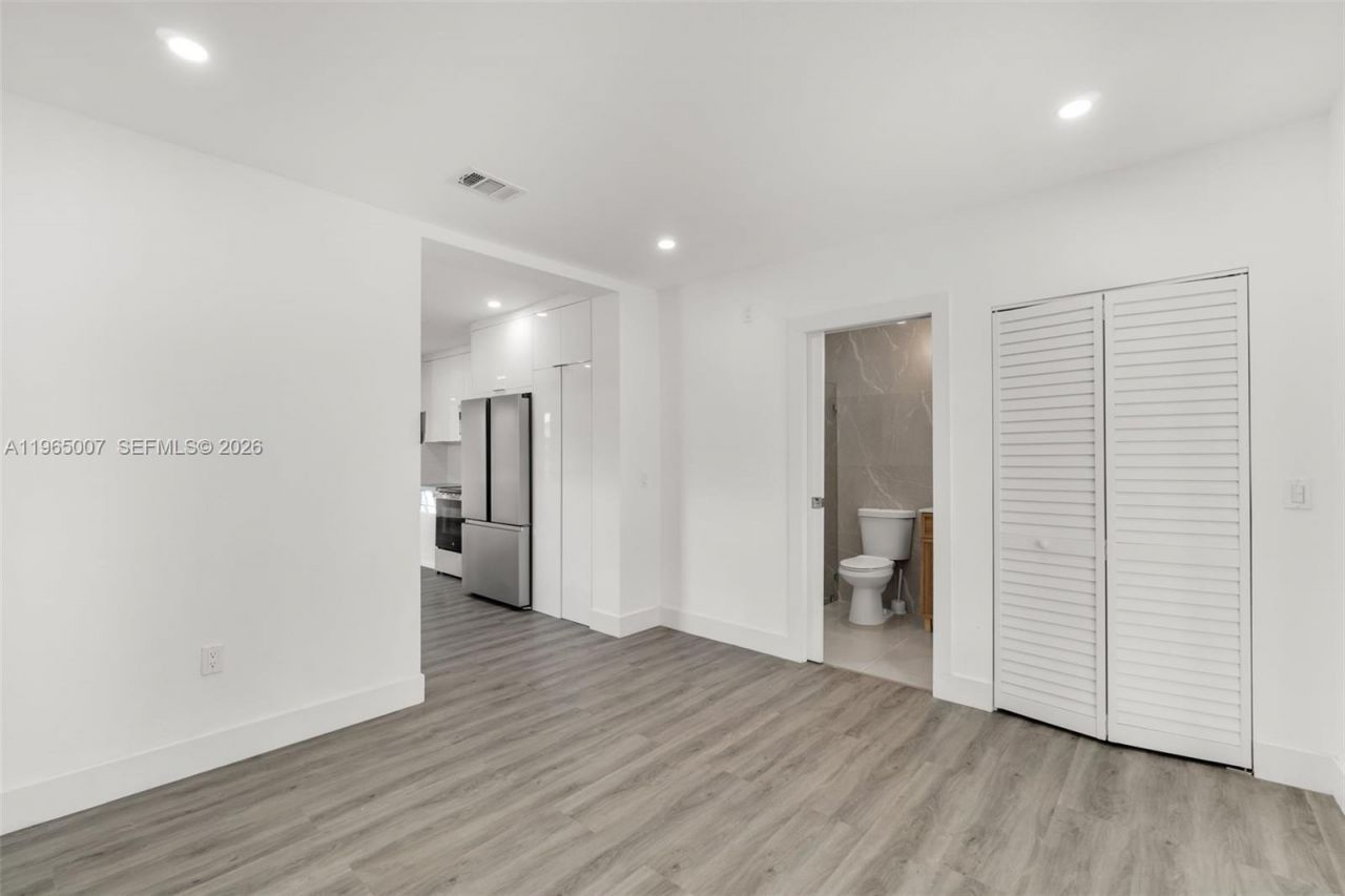 30 SW 7th St, Hallandale Beach, FL 33009 Photo