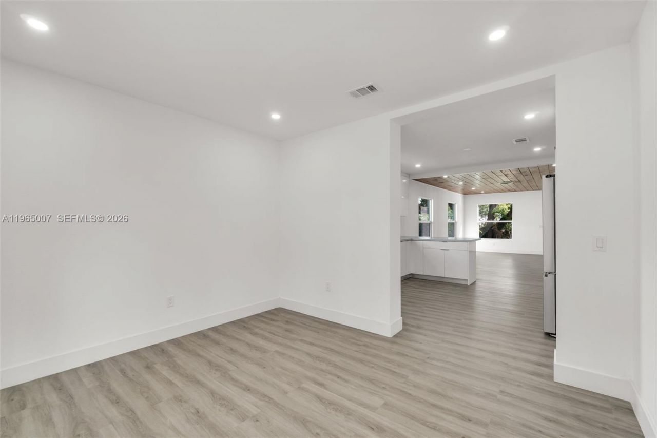 30 SW 7th St, Hallandale Beach, FL 33009 Photo