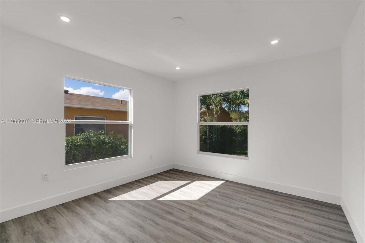 30 SW 7th St, Hallandale Beach, FL 33009 Photo