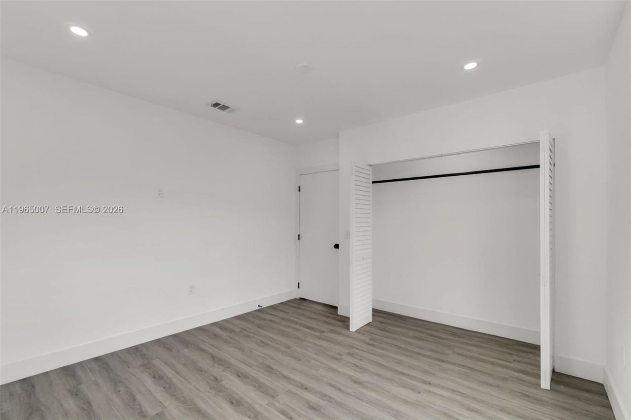 30 SW 7th St, Hallandale Beach, FL 33009 Photo