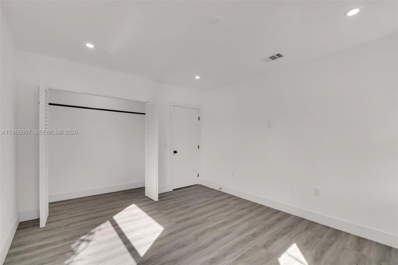 30 SW 7th St, Hallandale Beach, FL 33009 Photo