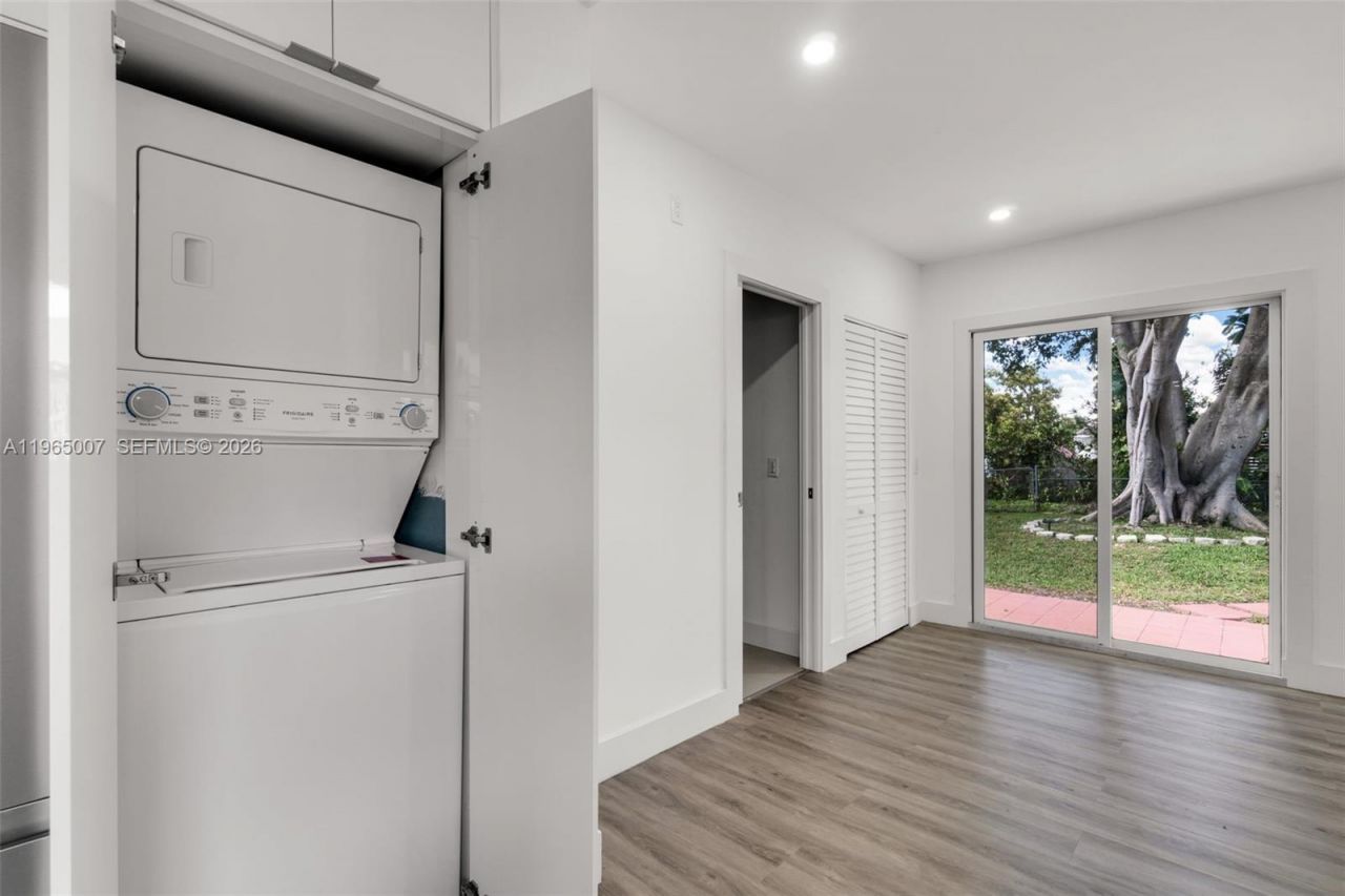 30 SW 7th St, Hallandale Beach, FL 33009 Photo