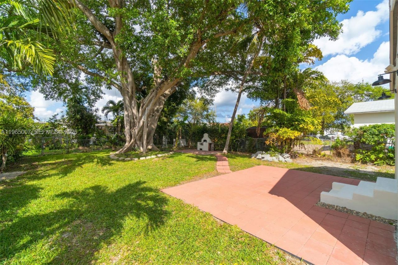 30 SW 7th St, Hallandale Beach, FL 33009 Photo