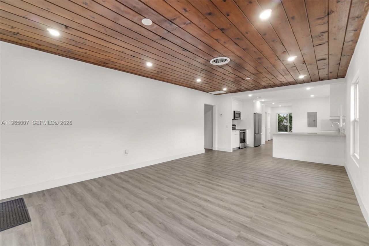 30 SW 7th St, Hallandale Beach, FL 33009 Photo