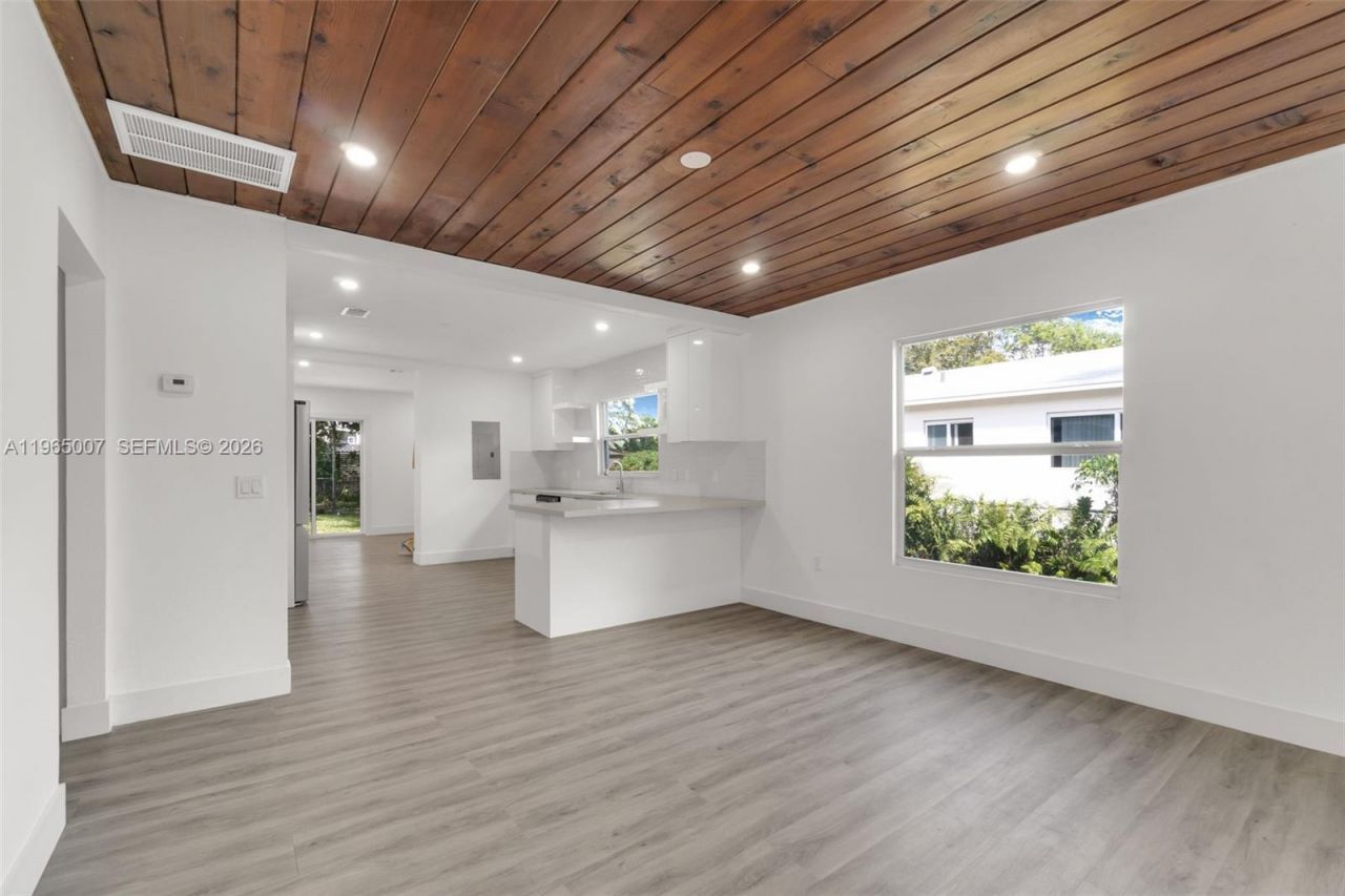 30 SW 7th St, Hallandale Beach, FL 33009 Photo