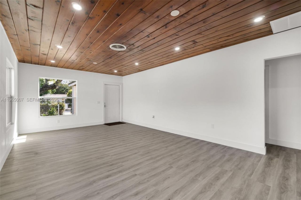 30 SW 7th St, Hallandale Beach, FL 33009 Photo