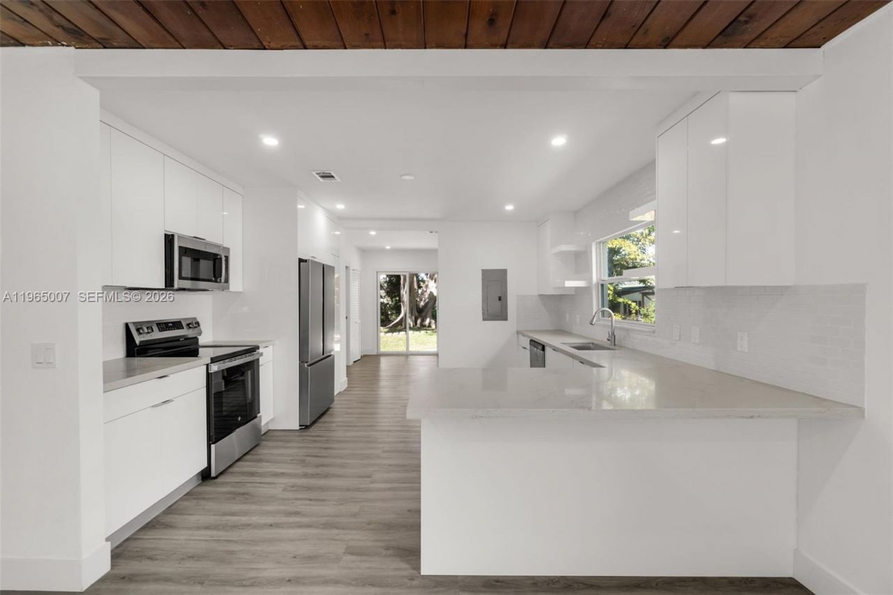 30 SW 7th St, Hallandale Beach, FL 33009 Photo