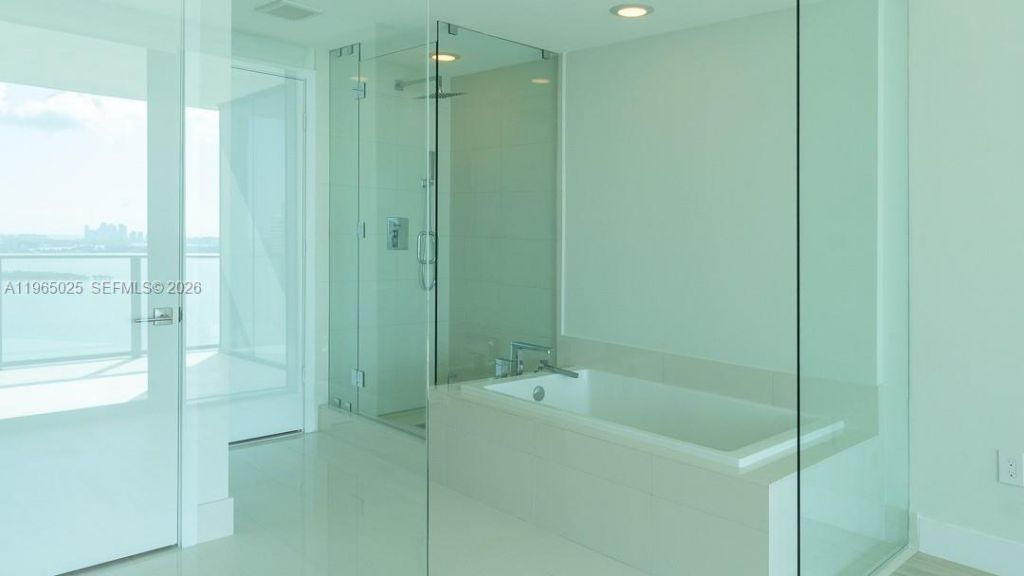 650 NE 32nd St, Unit 2105, Miami, FL 33137 Photo