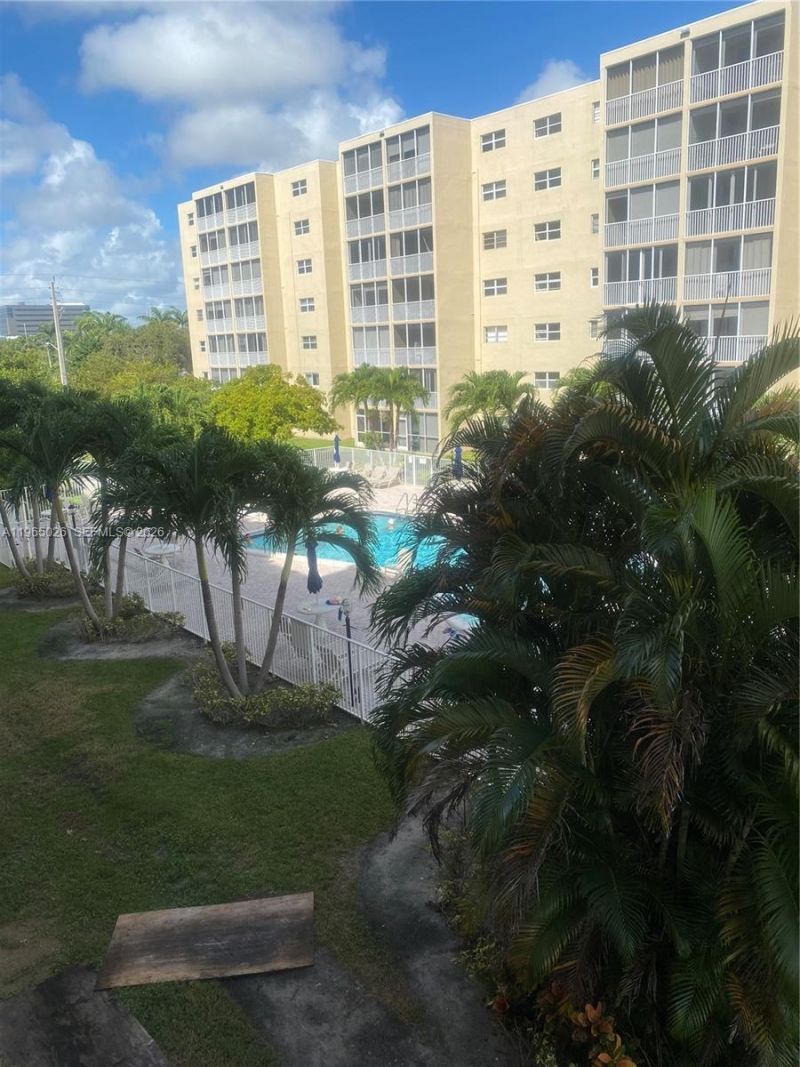 610 NE 12th Ave, Unit 308, Hallandale Beach, FL 33009 Photo