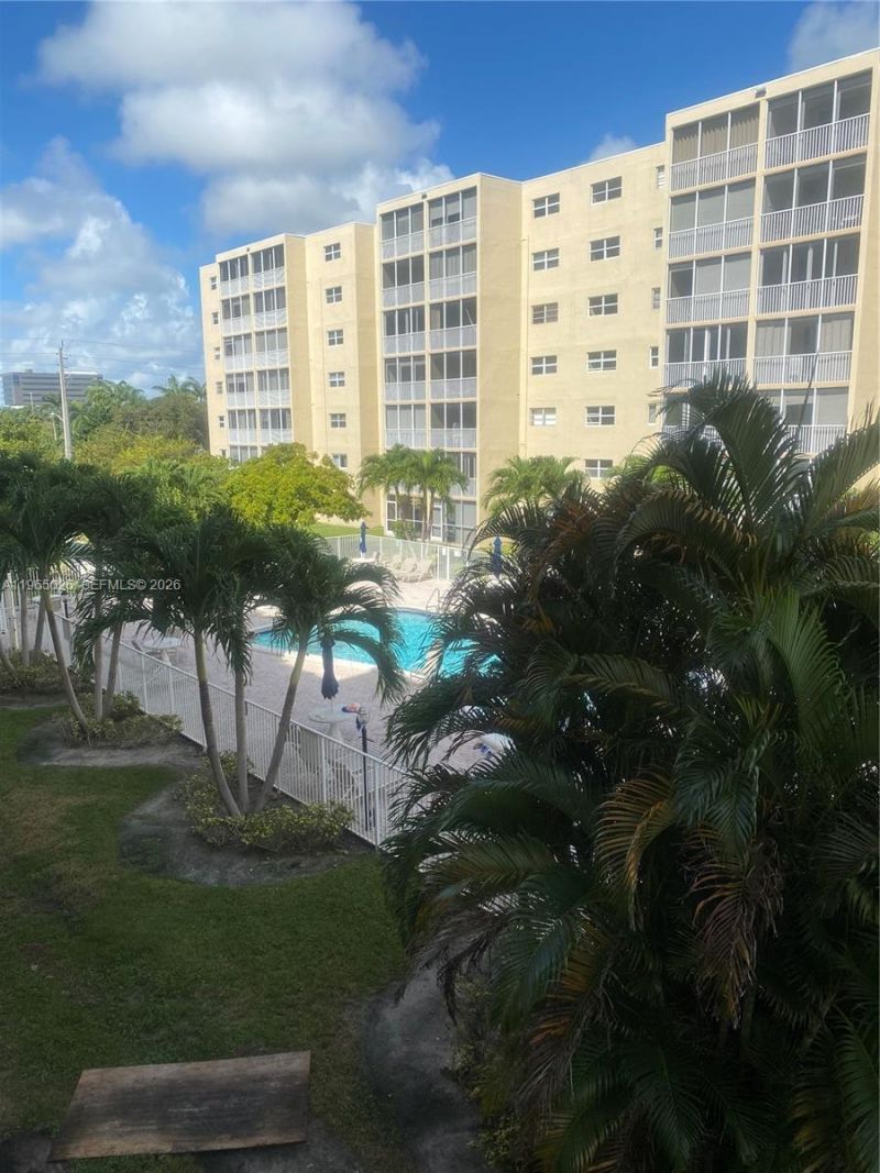 610 NE 12th Ave, Unit 308, Hallandale Beach, FL 33009 Photo