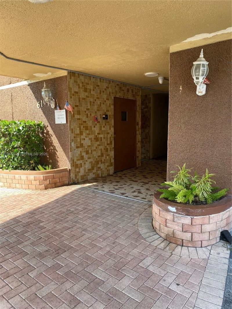 610 NE 12th Ave, Unit 308, Hallandale Beach, FL 33009 Photo