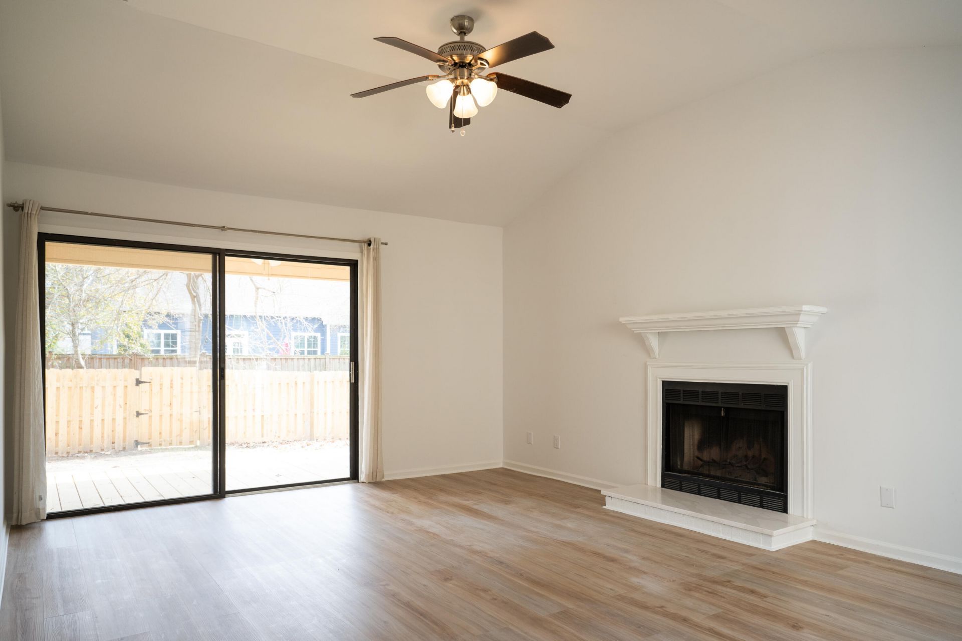 975 Harbor Oaks Drive Photo 9