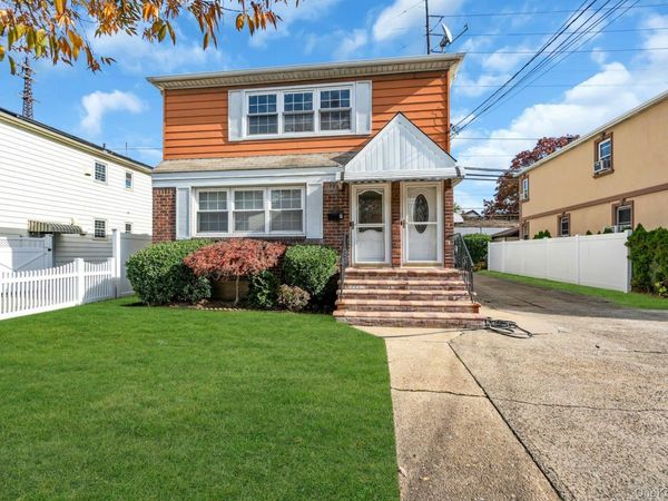 21 Cochran Place, Valley Stream, NY 11581