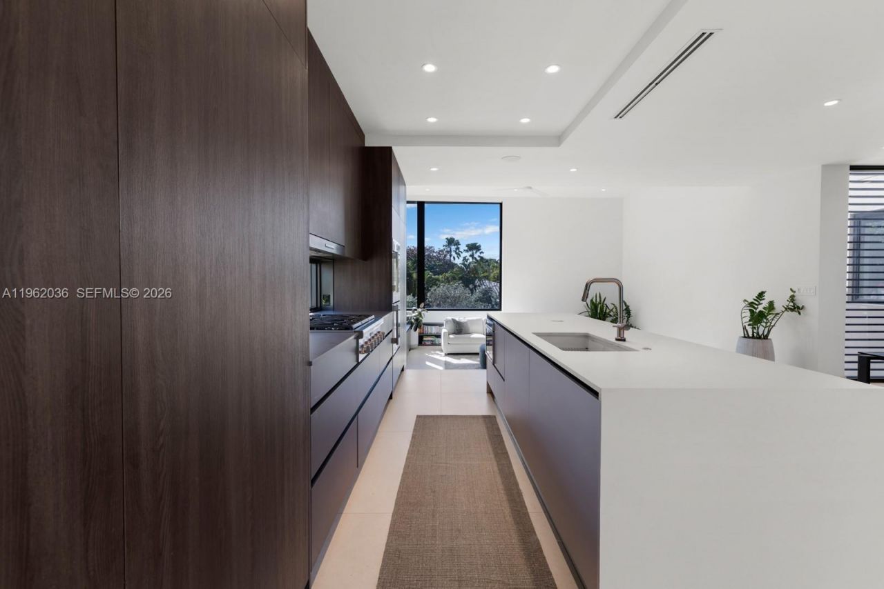 621 W 44th St , Miami Beach, FL 33140 Photo