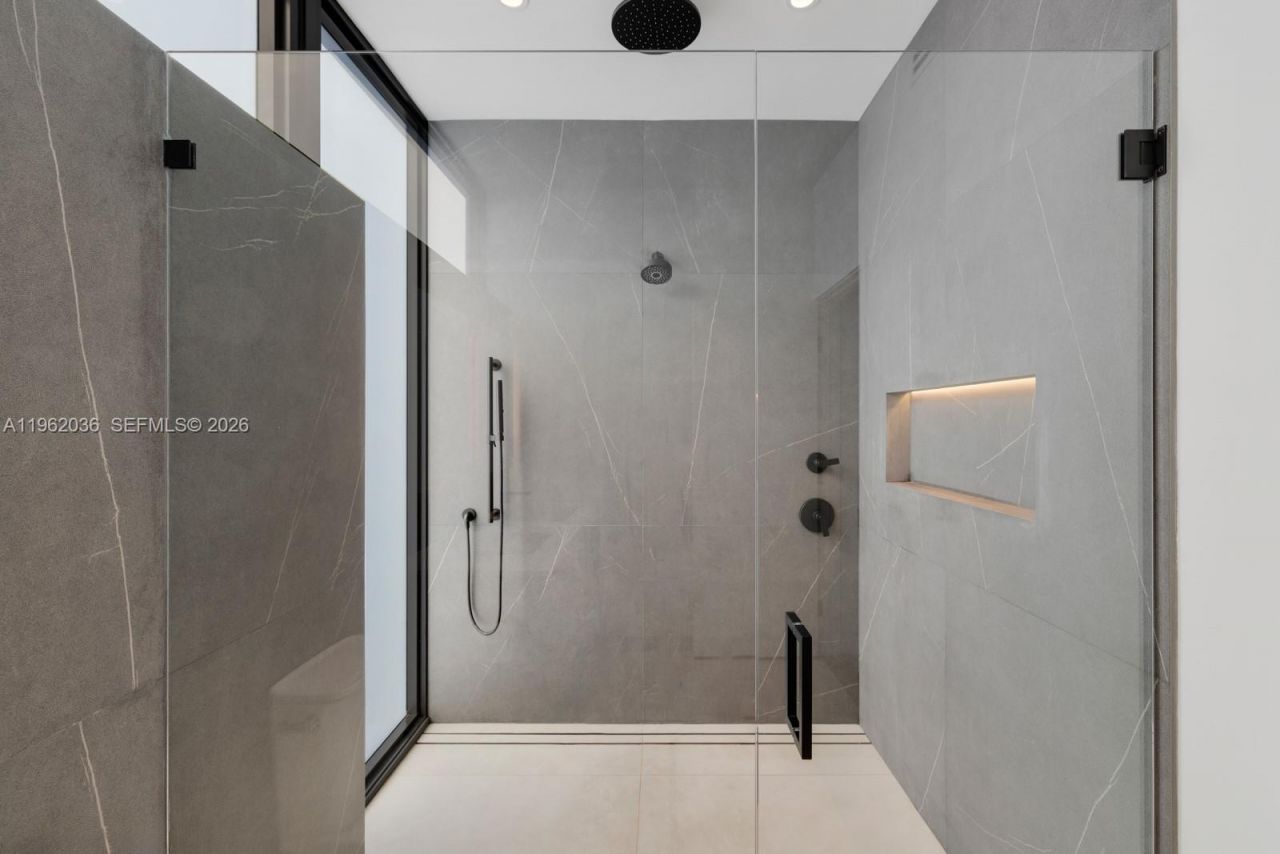 621 W 44th St , Miami Beach, FL 33140 Photo