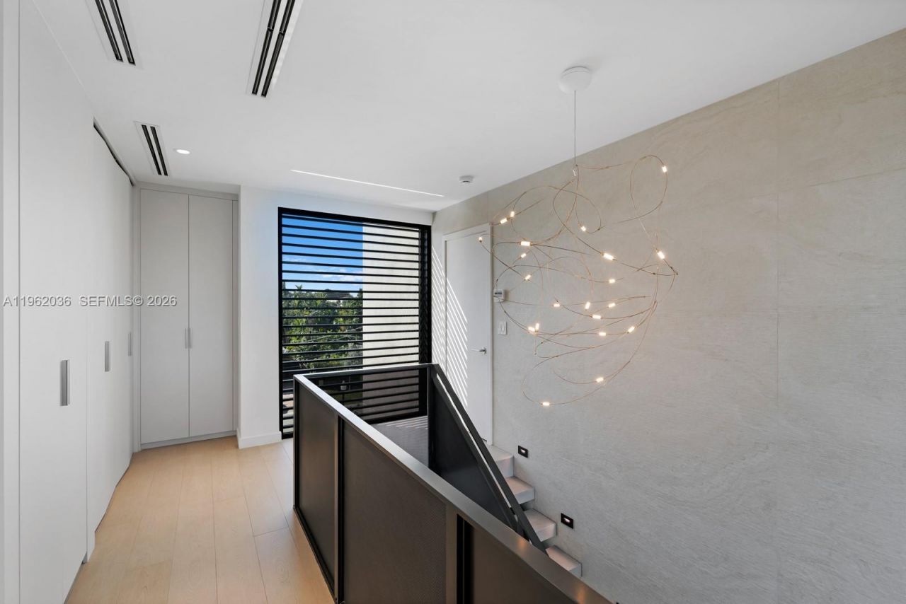 621 W 44th St , Miami Beach, FL 33140 Photo