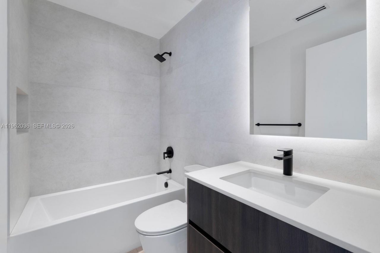 621 W 44th St , Miami Beach, FL 33140 Photo