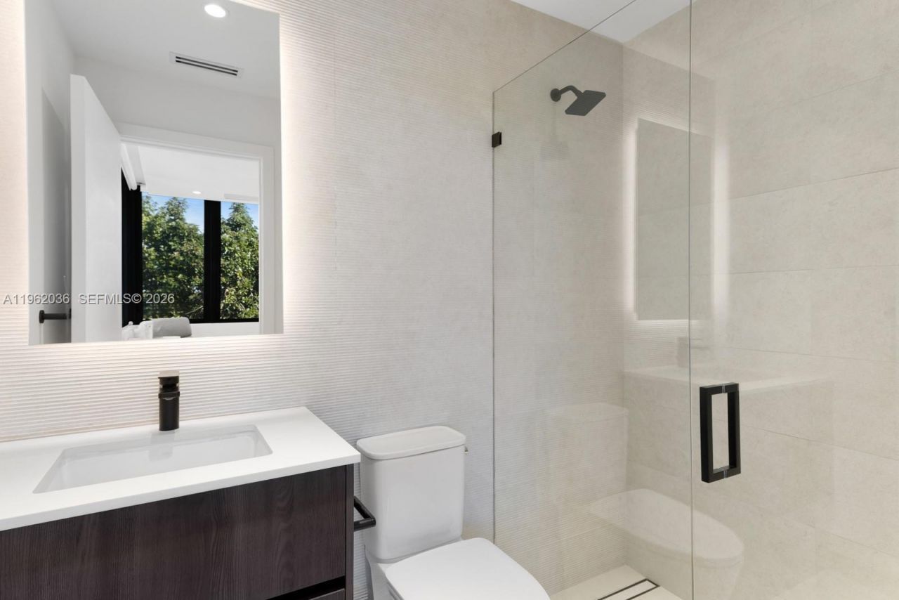 621 W 44th St , Miami Beach, FL 33140 Photo