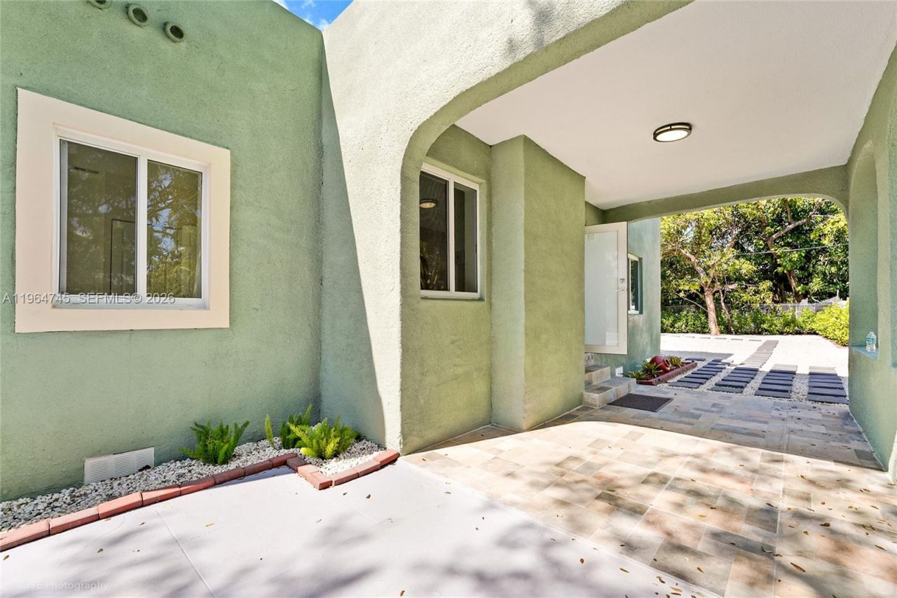 1139 NW 37th St, Miami, FL 33127 Photo