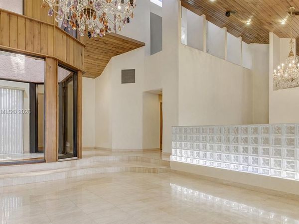 913 Diplomat Parkway, Hallandale Beach, FL 33009