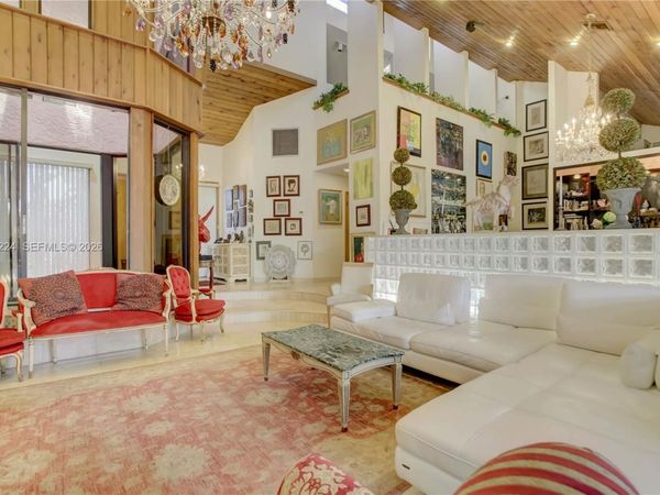 913 Diplomat Pkwy , Hallandale Beach, FL 33009