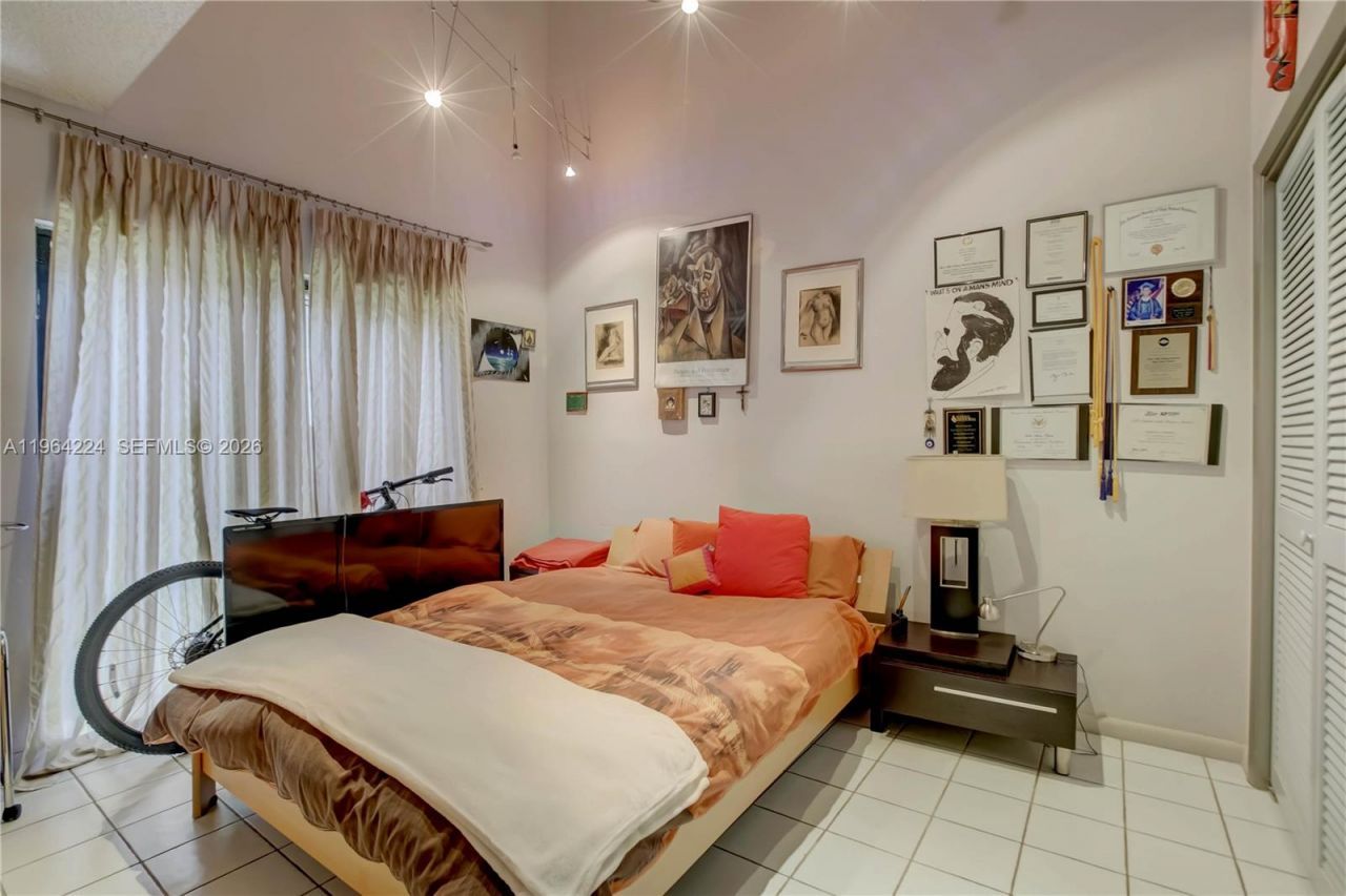 913 Diplomat Parkway, Hallandale Beach, FL 33009 Photo