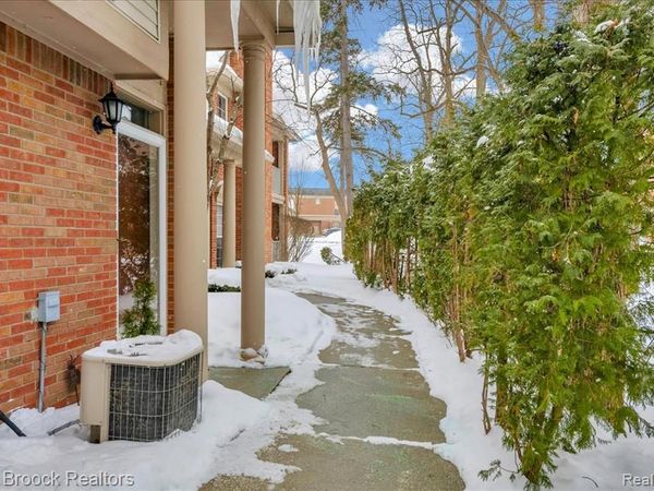 41 N Squirrel Road, Auburn Hills, MI 48326