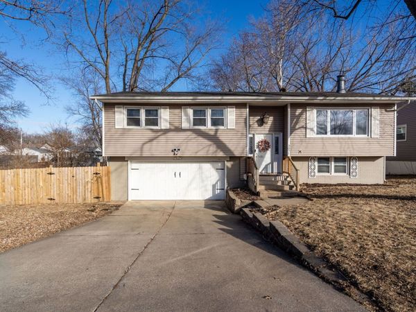 3071 S HAMPTON Drive, Bettendorf, IA 52722