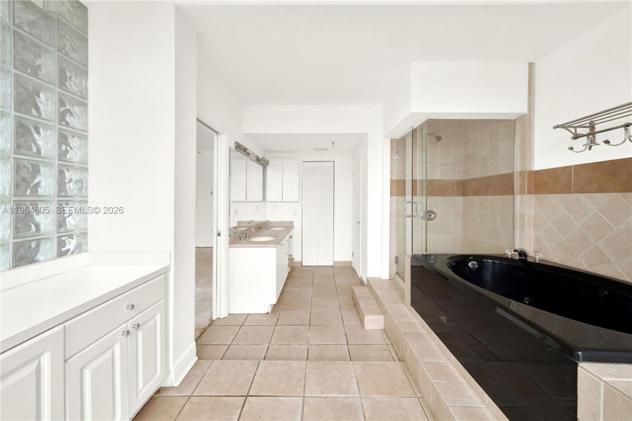 385 Poinciana Dr, Unit 1230, Sunny Isles Beach, FL 33160 Photo