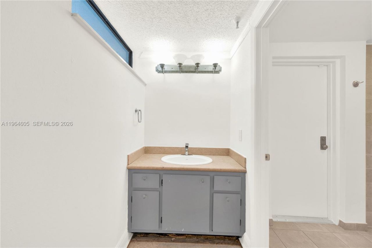 385 Poinciana Dr, Unit 1230, Sunny Isles Beach, FL 33160 Photo