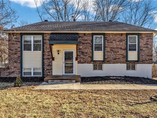 2500 NW SALEM Court, Blue Springs, MO 64015