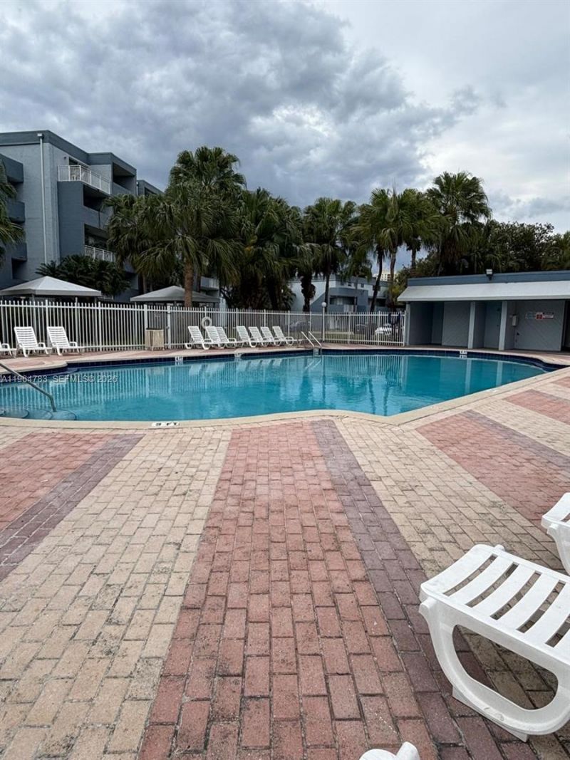 9365 Fontainebleau Blvd , Unit E105, Miami, FL 33172 Photo
